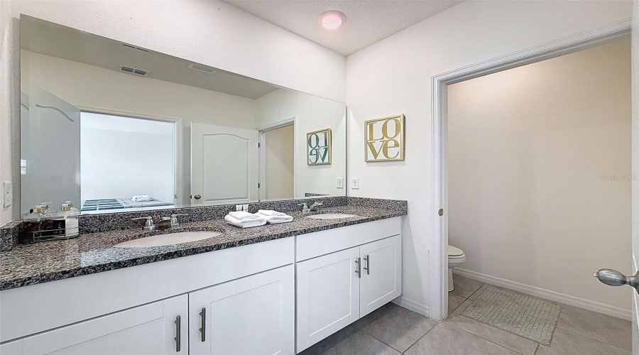 DAVENPORT, Florida 33837, 7 Bedrooms Bedrooms, ,5 BathroomsBathrooms,Residential,For Sale,OAKMOSS,0,MFRP4936413