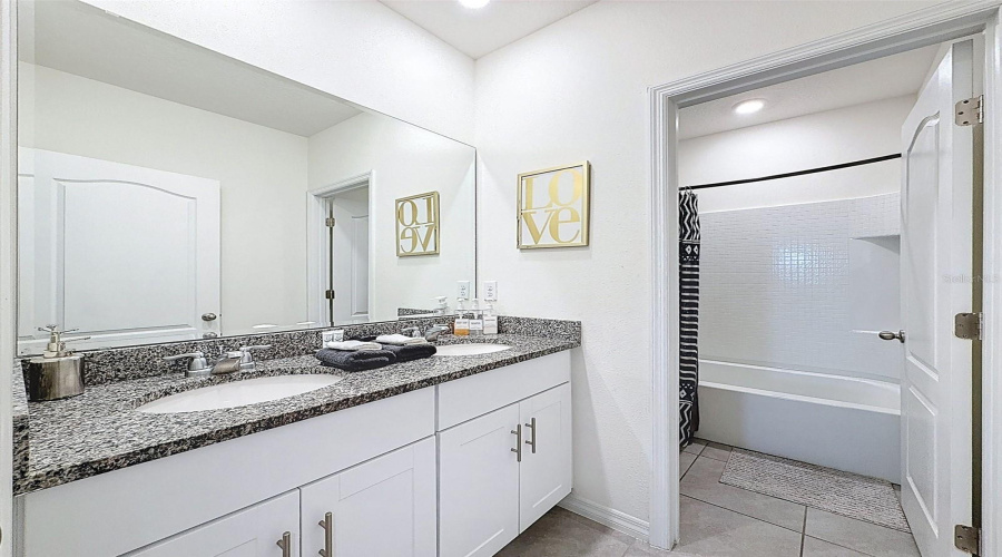 DAVENPORT, Florida 33837, 7 Bedrooms Bedrooms, ,5 BathroomsBathrooms,Residential,For Sale,OAKMOSS,0,MFRP4936413