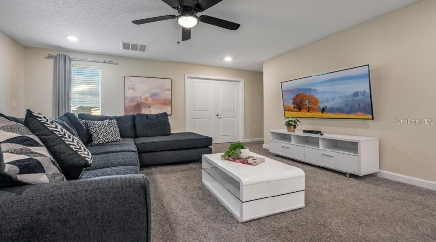 Central Loft: Open multipurpose space (15’ × 16’), ideal as TV room or lounge.