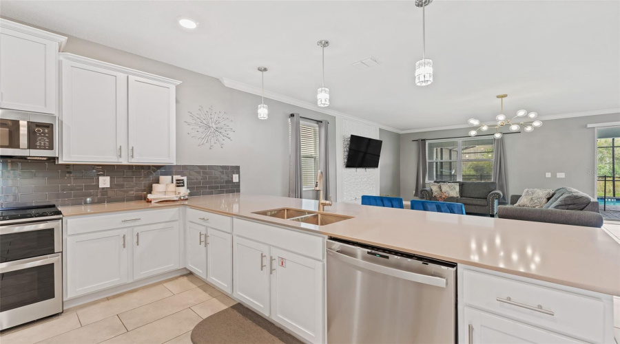 KISSIMMEE, Florida 34746, 9 Bedrooms Bedrooms, ,5 BathroomsBathrooms,Residential,For Sale,PENELOPE,0,MFRS5135658