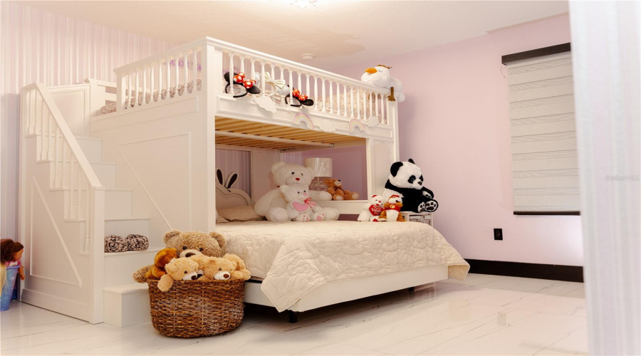 KISSIMMEE, Florida 34746, 5 Bedrooms Bedrooms, ,3 BathroomsBathrooms,Residential,For Sale,RAINIER,0,MFRO6342388