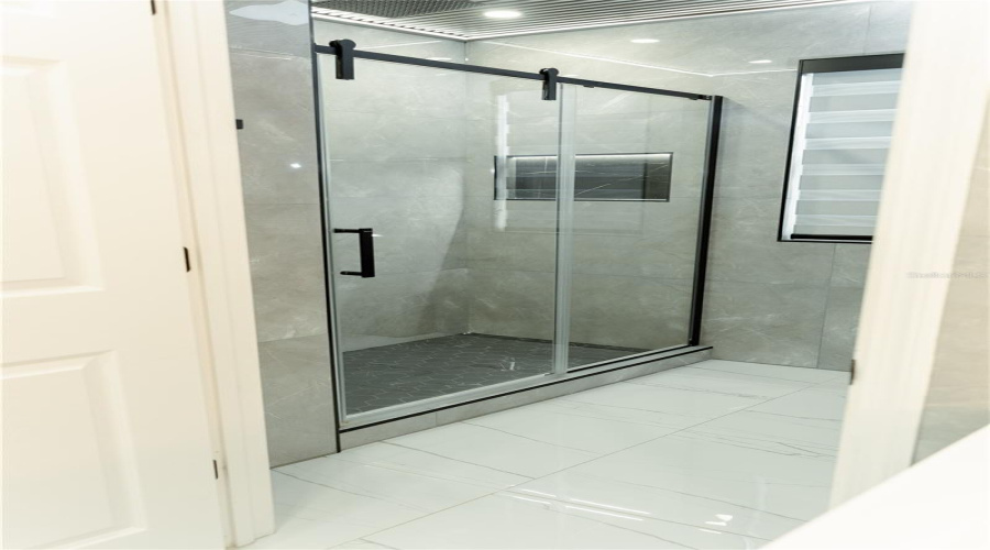 KISSIMMEE, Florida 34746, 5 Bedrooms Bedrooms, ,3 BathroomsBathrooms,Residential,For Sale,RAINIER,0,MFRO6342388