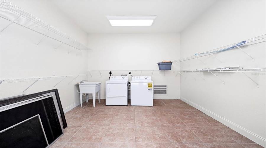 KISSIMMEE, Florida 34747, 4 Bedrooms Bedrooms, ,3 BathroomsBathrooms,Residential,For Sale,PAWNEE,0,MFRO6349038