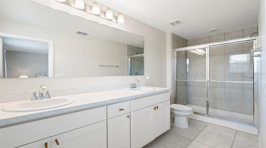 Primary en-suite