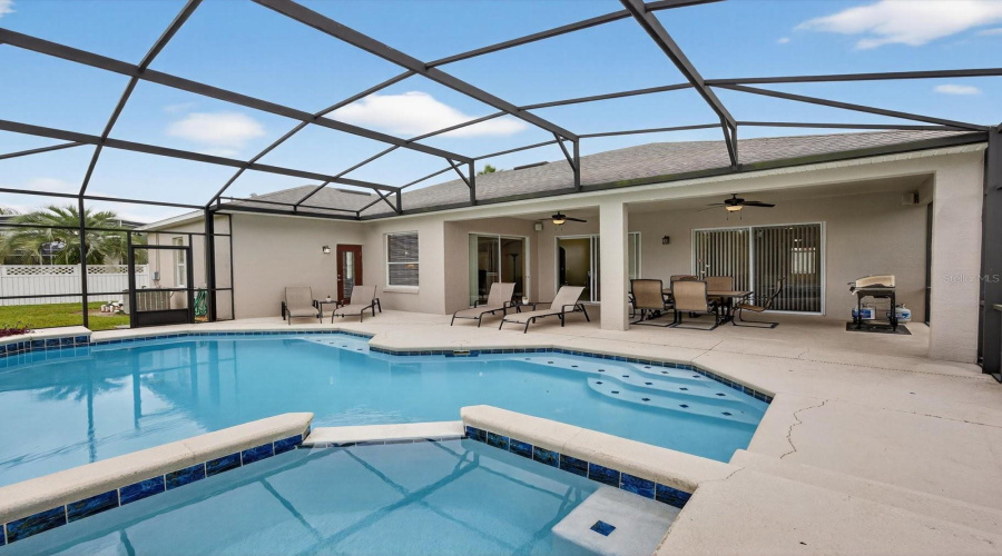 Spacious, Covered & Screened Lanai