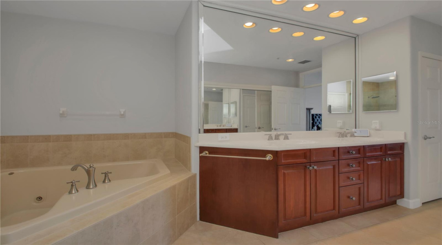 ORLANDO, Florida 32836, 2 Bedrooms Bedrooms, ,2 BathroomsBathrooms,Residential,For Sale,THE ESPLANADE,0,MFRO6348992