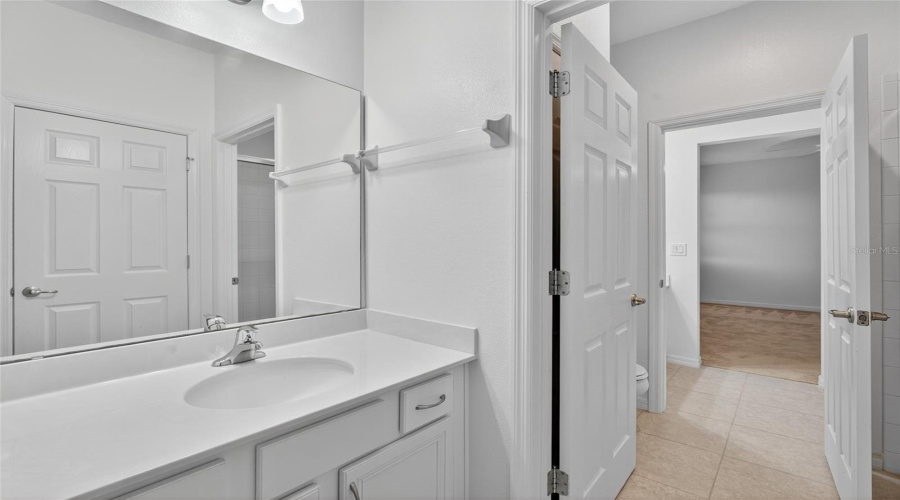 Shared bathroom between bedroom 4 and 5