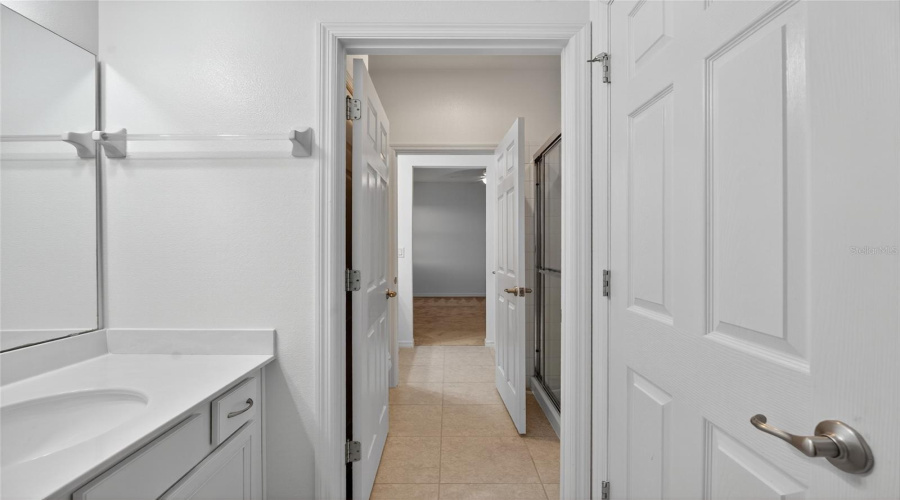 Shared bathroom between bedroom 4 and 5