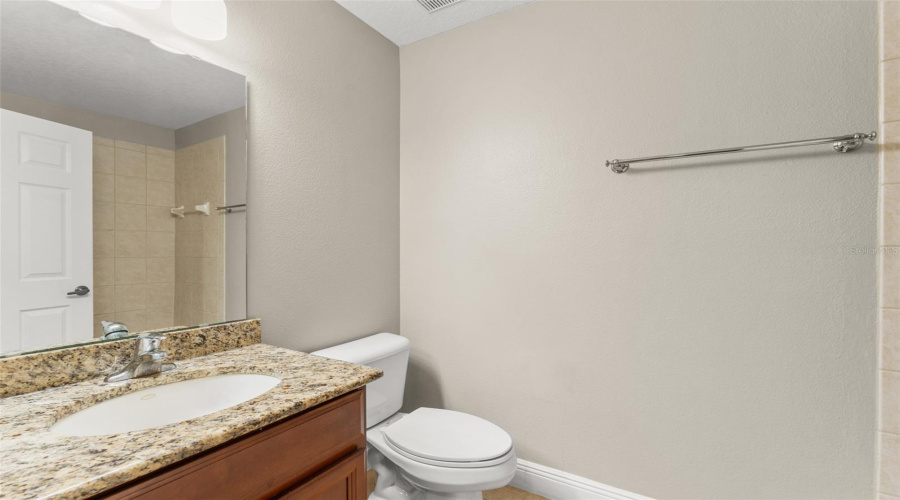Upstairs Full Bathroom