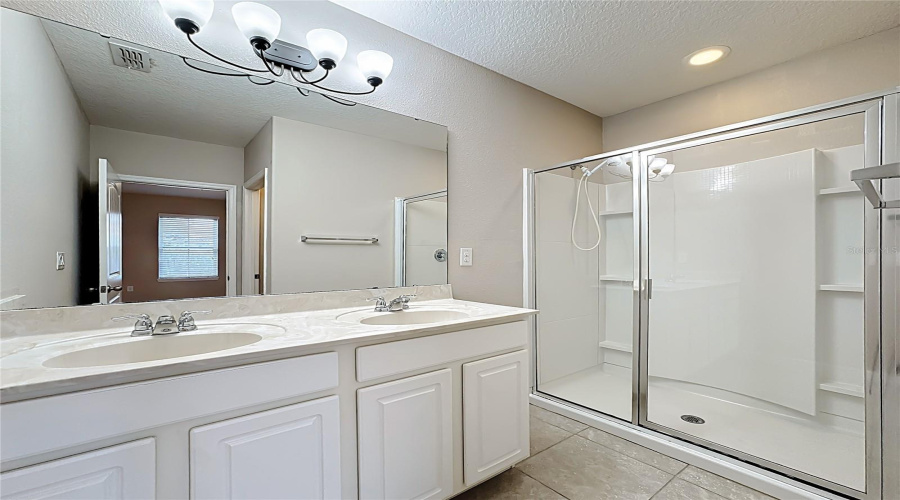 Full Bathroom 3