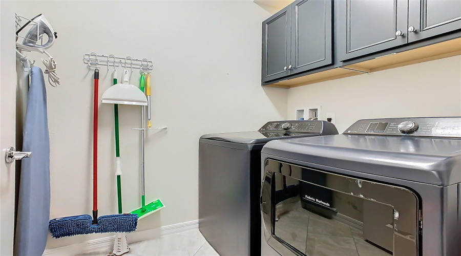 DAVENPORT, Florida 33897, 7 Bedrooms Bedrooms, ,5 BathroomsBathrooms,Residential,For Sale,SUMMER,0,MFRO6349833