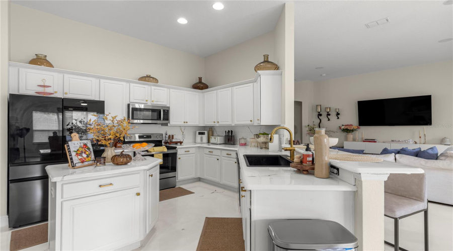 KISSIMMEE, Florida 34746, 5 Bedrooms Bedrooms, ,4 BathroomsBathrooms,Residential,For Sale,SHORESIDE,0,MFRA4667406