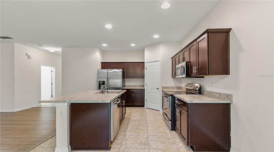 DAVENPORT, Florida 33837, 3 Bedrooms Bedrooms, ,2 BathroomsBathrooms,Residential,For Sale,LAKE DAVENPORT,0,MFRO6337919