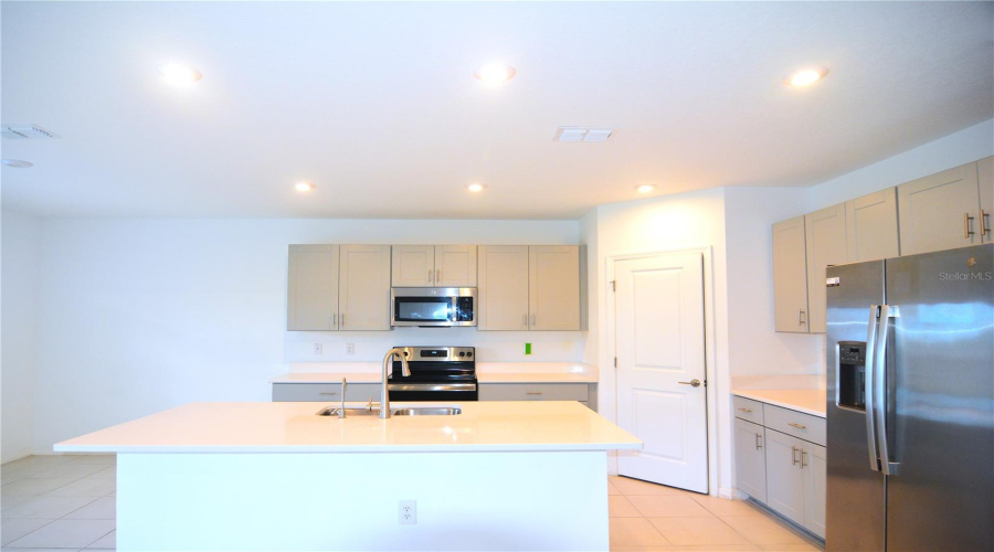 DAVENPORT, Florida 33897, 5 Bedrooms Bedrooms, ,3 BathroomsBathrooms,Residential,For Sale,COSTA BLANCA,0,MFRO6350289