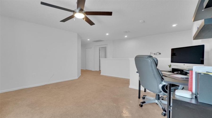 Loft area, great for office or 2nd family room