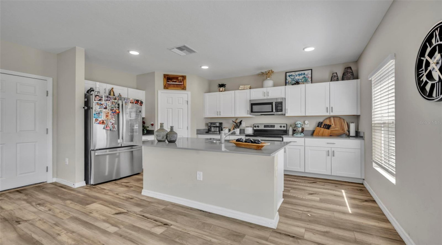 DAVENPORT, Florida 33837, 5 Bedrooms Bedrooms, ,3 BathroomsBathrooms,Residential,For Sale,OAKWOOD,0,MFRS5136298