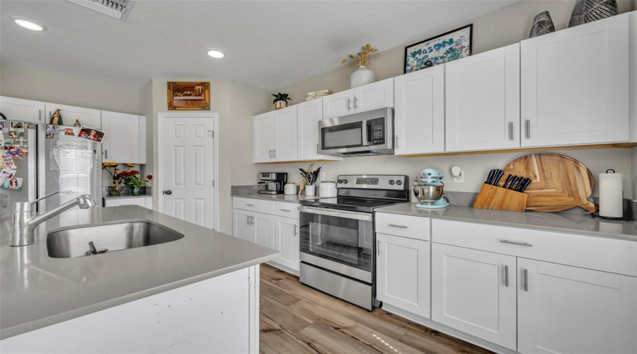 DAVENPORT, Florida 33837, 5 Bedrooms Bedrooms, ,3 BathroomsBathrooms,Residential,For Sale,OAKWOOD,0,MFRS5136298