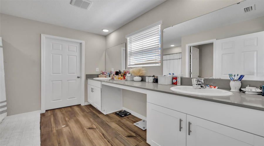 DAVENPORT, Florida 33837, 5 Bedrooms Bedrooms, ,3 BathroomsBathrooms,Residential,For Sale,OAKWOOD,0,MFRS5136298