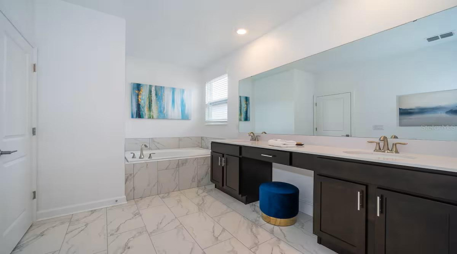 KISSIMMEE, Florida 34746, 5 Bedrooms Bedrooms, ,5 BathroomsBathrooms,Residential,For Sale,PARAGRAPH,0,MFRS5136478