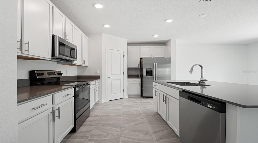 DAVENPORT, Florida 33837, 4 Bedrooms Bedrooms, ,2 BathroomsBathrooms,Residential,For Sale,JETT,0,MFRS5135411