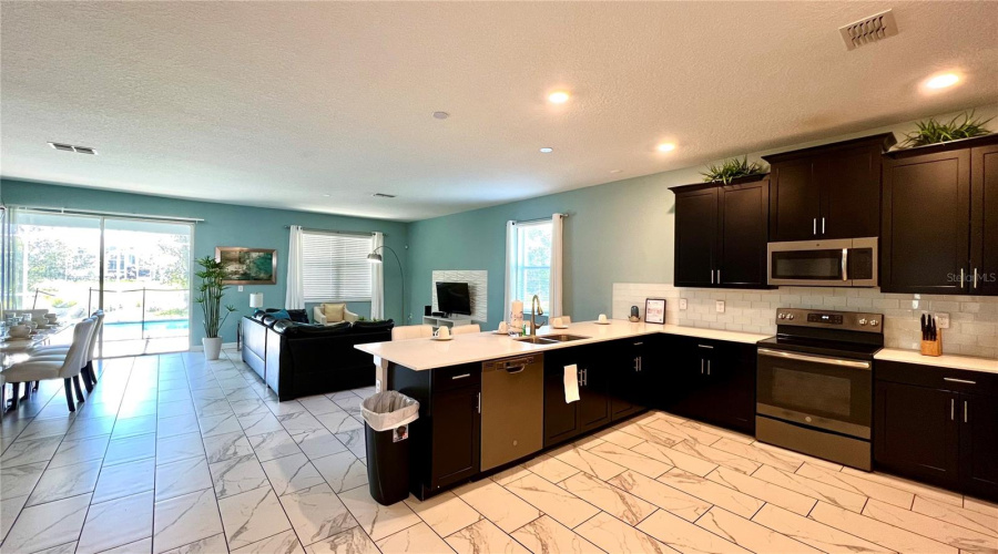 DAVENPORT, Florida 33896, 8 Bedrooms Bedrooms, ,5 BathroomsBathrooms,Residential,For Sale,INTERLOCKING,0,MFRS5099609