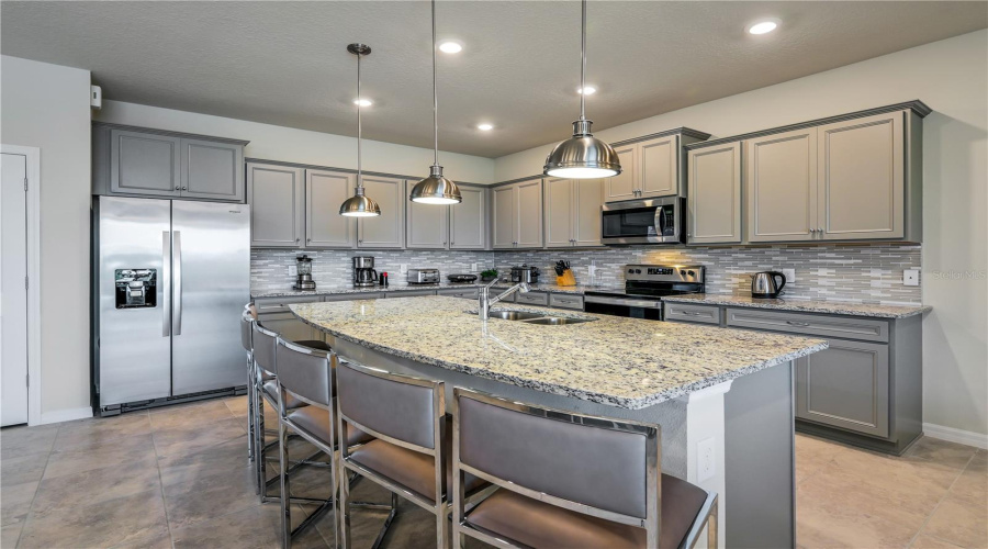 DAVENPORT, Florida 33897, 9 Bedrooms Bedrooms, ,8 BathroomsBathrooms,Residential,For Sale,MAHALO,0,MFRO6344944