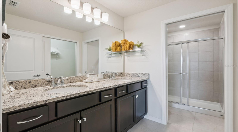 DAVENPORT, Florida 33897, 5 Bedrooms Bedrooms, ,4 BathroomsBathrooms,Residential,For Sale,PARADISE,0,MFRO6353128