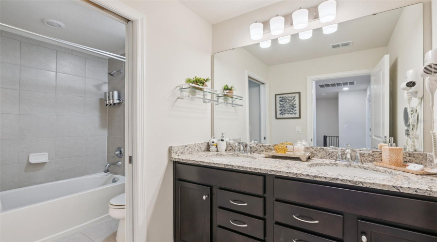 DAVENPORT, Florida 33897, 5 Bedrooms Bedrooms, ,4 BathroomsBathrooms,Residential,For Sale,PARADISE,0,MFRO6353128