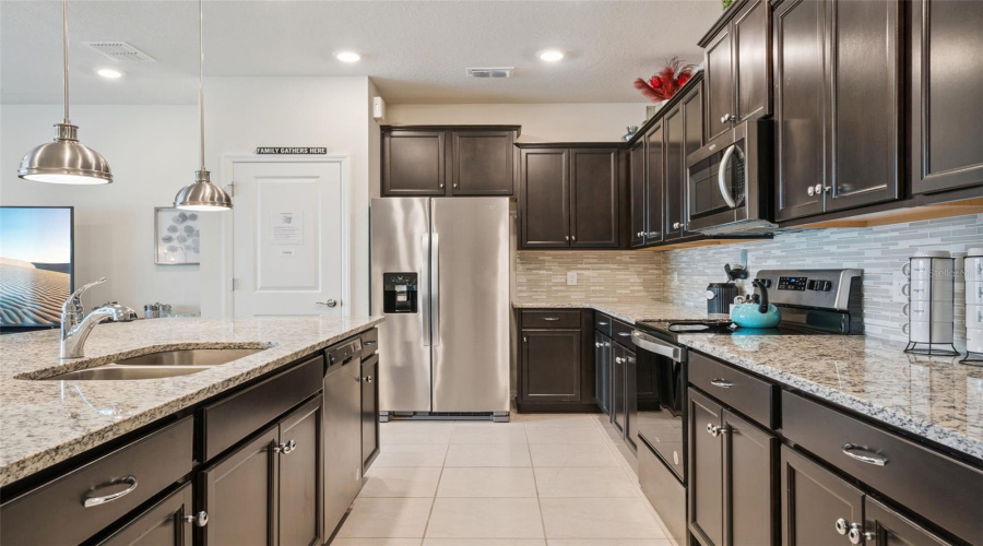 DAVENPORT, Florida 33897, 5 Bedrooms Bedrooms, ,4 BathroomsBathrooms,Residential,For Sale,PARADISE,0,MFRO6353128