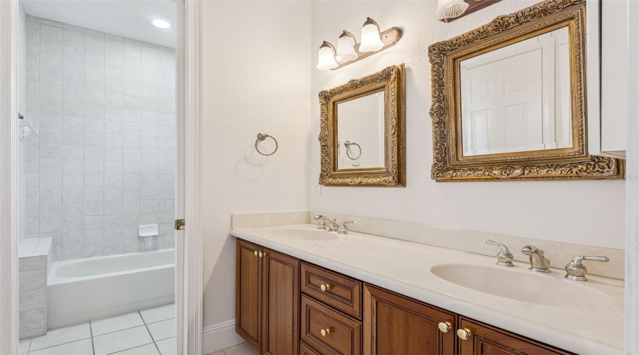 ORLANDO, Florida 32836, 5 Bedrooms Bedrooms, ,5 BathroomsBathrooms,Residential,For Sale,ELLIOTTS,0,MFRO6353532