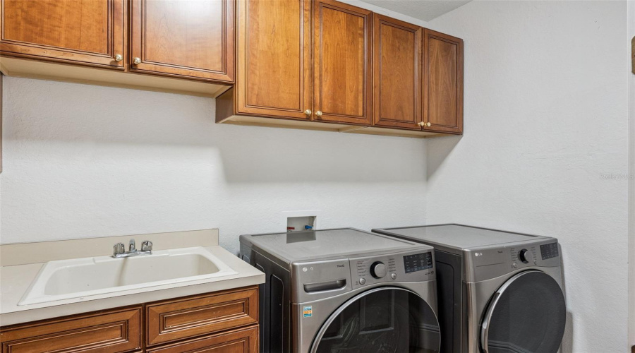 ORLANDO, Florida 32836, 5 Bedrooms Bedrooms, ,5 BathroomsBathrooms,Residential,For Sale,ELLIOTTS,0,MFRO6353532