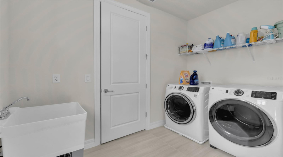 ORLANDO, Florida 32836, 6 Bedrooms Bedrooms, ,4 BathroomsBathrooms,Residential,For Sale,WANDERING,0,MFRO6353421