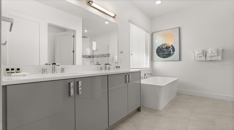 DAVENPORT, Florida 33837, 6 Bedrooms Bedrooms, ,4 BathroomsBathrooms,Residential,For Sale,OAK CREEK,0,MFRO6353317