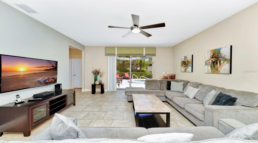 Spacious Living Area – Open Floor Plan with Natural Light and Modern Finishes