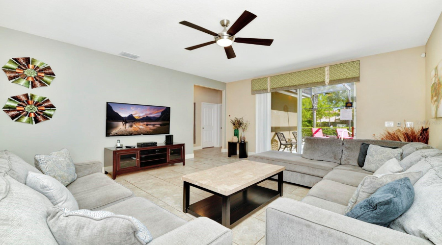 Family-Friendly Living Room – Cozy Yet Stylish Space for Relaxation and Gatherings