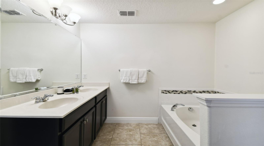 DAVENPORT, Florida 33837, 6 Bedrooms Bedrooms, ,4 BathroomsBathrooms,Residential,For Sale,OAKBOURNE,0,MFRS5136966