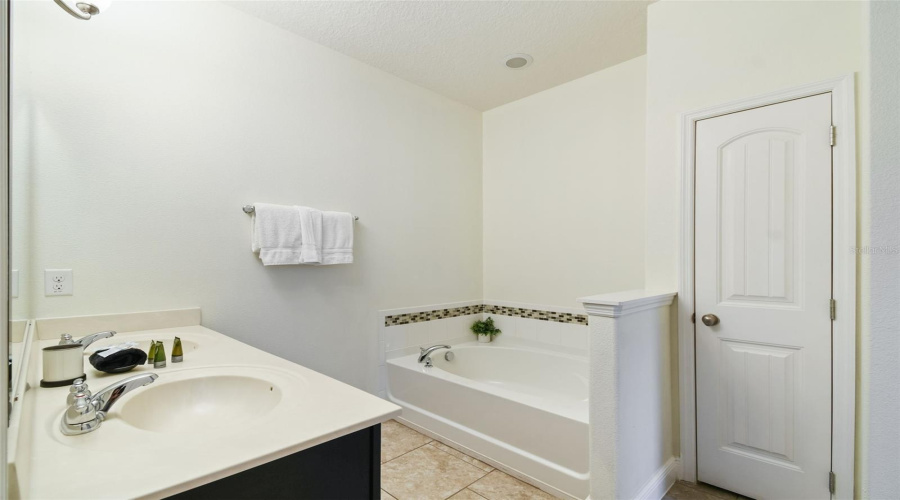 DAVENPORT, Florida 33837, 6 Bedrooms Bedrooms, ,4 BathroomsBathrooms,Residential,For Sale,OAKBOURNE,0,MFRS5136966