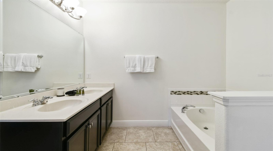 DAVENPORT, Florida 33837, 6 Bedrooms Bedrooms, ,4 BathroomsBathrooms,Residential,For Sale,OAKBOURNE,0,MFRS5136966