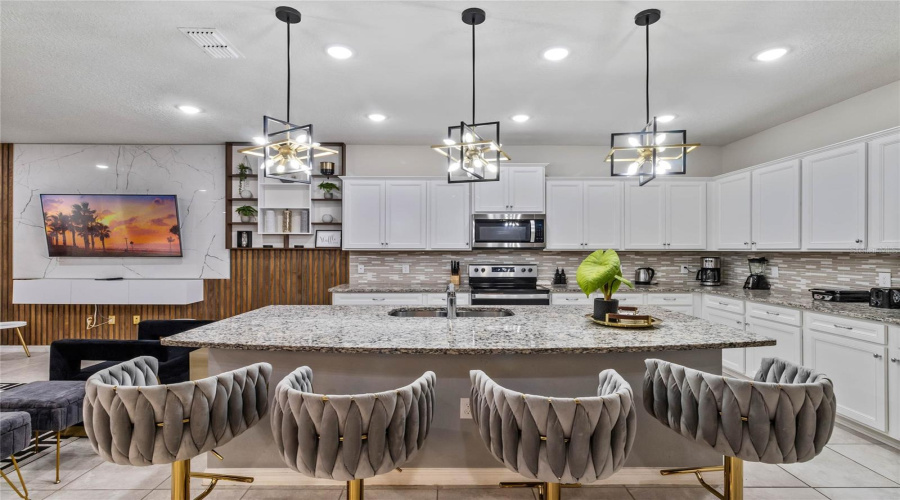 DAVENPORT, Florida 33897, 8 Bedrooms Bedrooms, ,6 BathroomsBathrooms,Residential,For Sale,LANA,0,MFRO6295031