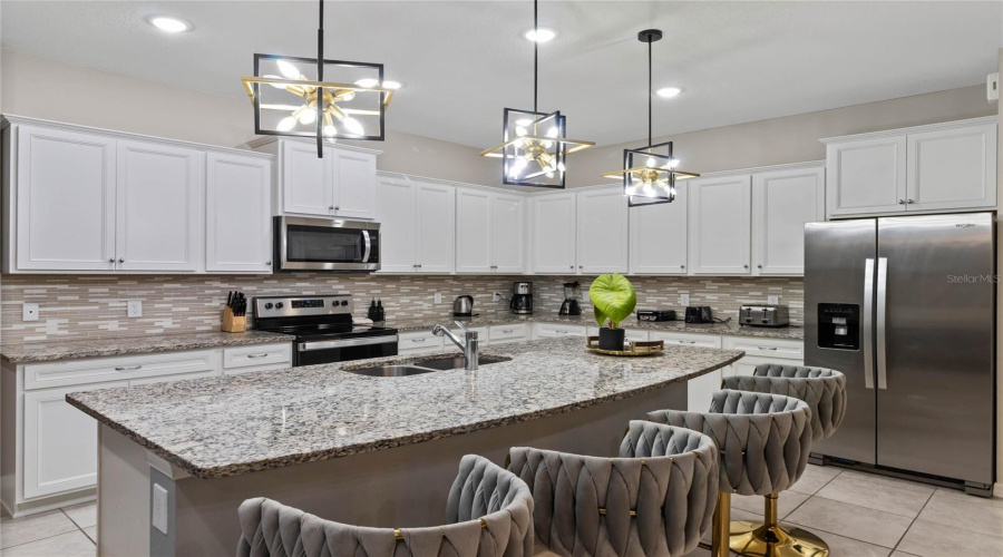 DAVENPORT, Florida 33897, 8 Bedrooms Bedrooms, ,6 BathroomsBathrooms,Residential,For Sale,LANA,0,MFRO6295031