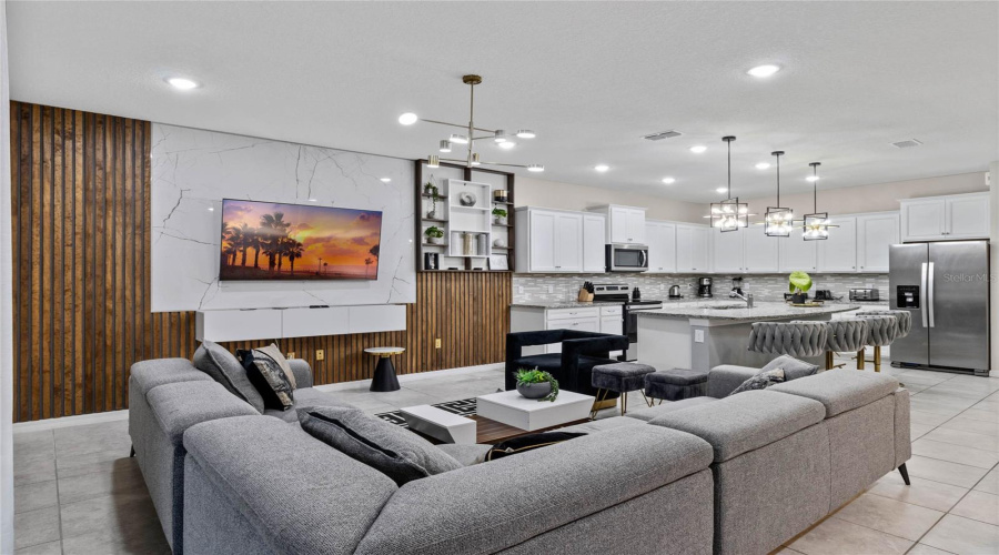 DAVENPORT, Florida 33897, 8 Bedrooms Bedrooms, ,6 BathroomsBathrooms,Residential,For Sale,LANA,0,MFRO6295031