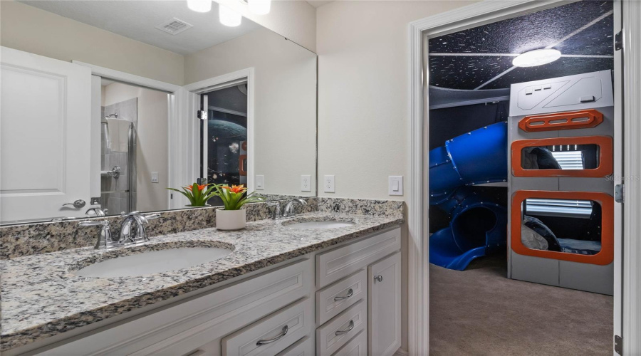 DAVENPORT, Florida 33897, 8 Bedrooms Bedrooms, ,6 BathroomsBathrooms,Residential,For Sale,LANA,0,MFRO6295031