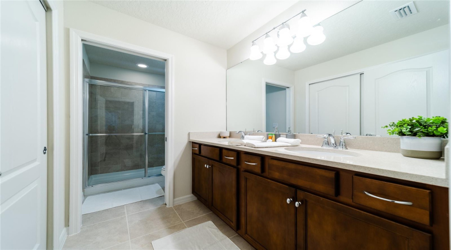 KISSIMMEE, Florida 34747, 5 Bedrooms Bedrooms, ,4 BathroomsBathrooms,Residential,For Sale,DUBAI,0,MFRO6328333