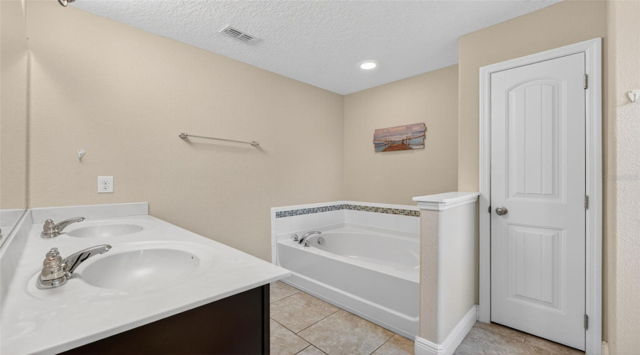 DAVENPORT, Florida 33837, 5 Bedrooms Bedrooms, ,4 BathroomsBathrooms,Residential,For Sale,WILDWOOD,0,MFRS5137161