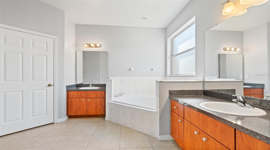 KISSIMMEE, Florida 34746, 5 Bedrooms Bedrooms, ,3 BathroomsBathrooms,Residential,For Sale,RUBY RED,0,MFRG5103524