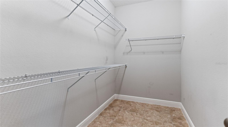 great walk in closet for all the things!!