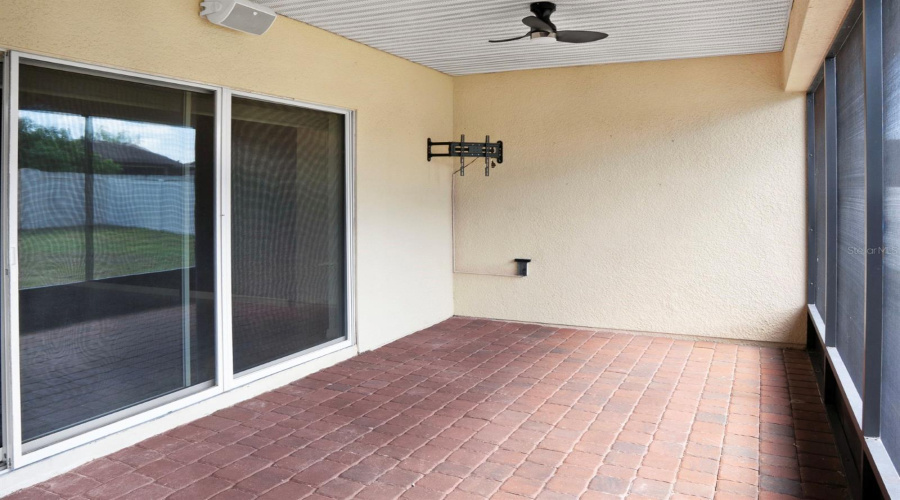 Oversized lanai with 3 sliding doors Oversized lanai with 3 sliding doors