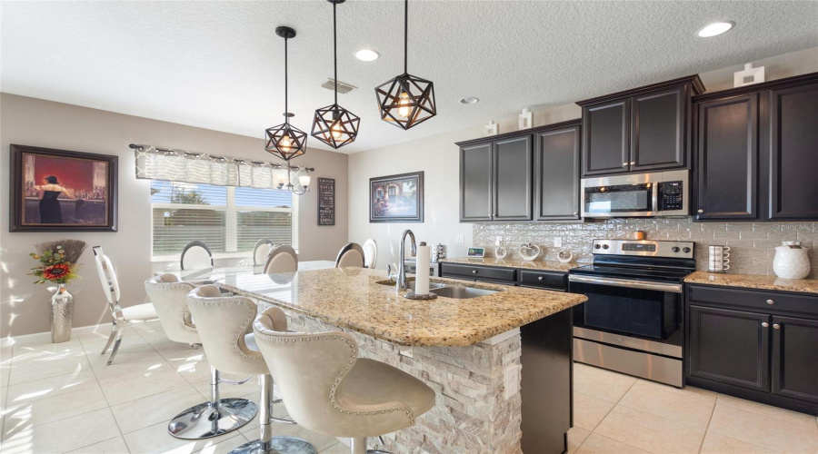 Kitchen with Island Kitchen with Island