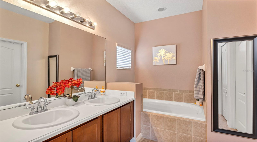 DAVENPORT, Florida 33896, 4 Bedrooms Bedrooms, ,3 BathroomsBathrooms,Residential,For Sale,ESSEX,0,MFRO6354954