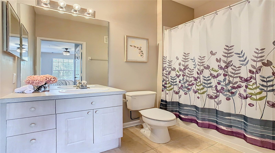 Guest Bath – Convenient and move-in ready. Guest Bath – Convenient and move-in ready.
